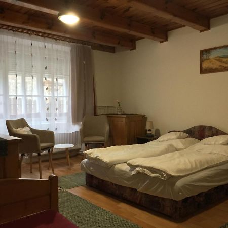 Devenyi Vendeghaz Apartment Csesznek Bagian luar foto