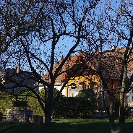 Devenyi Vendeghaz Apartment Csesznek Bagian luar foto