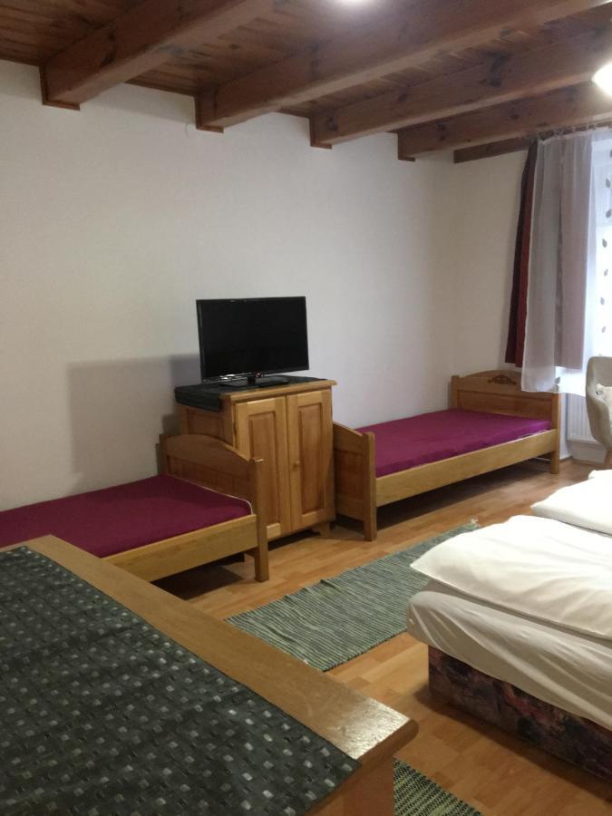 Devenyi Vendeghaz Apartment Csesznek Bagian luar foto