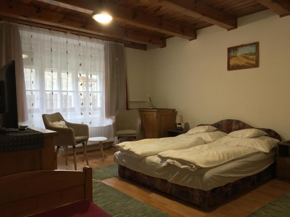 Devenyi Vendeghaz Apartment Csesznek Bagian luar foto