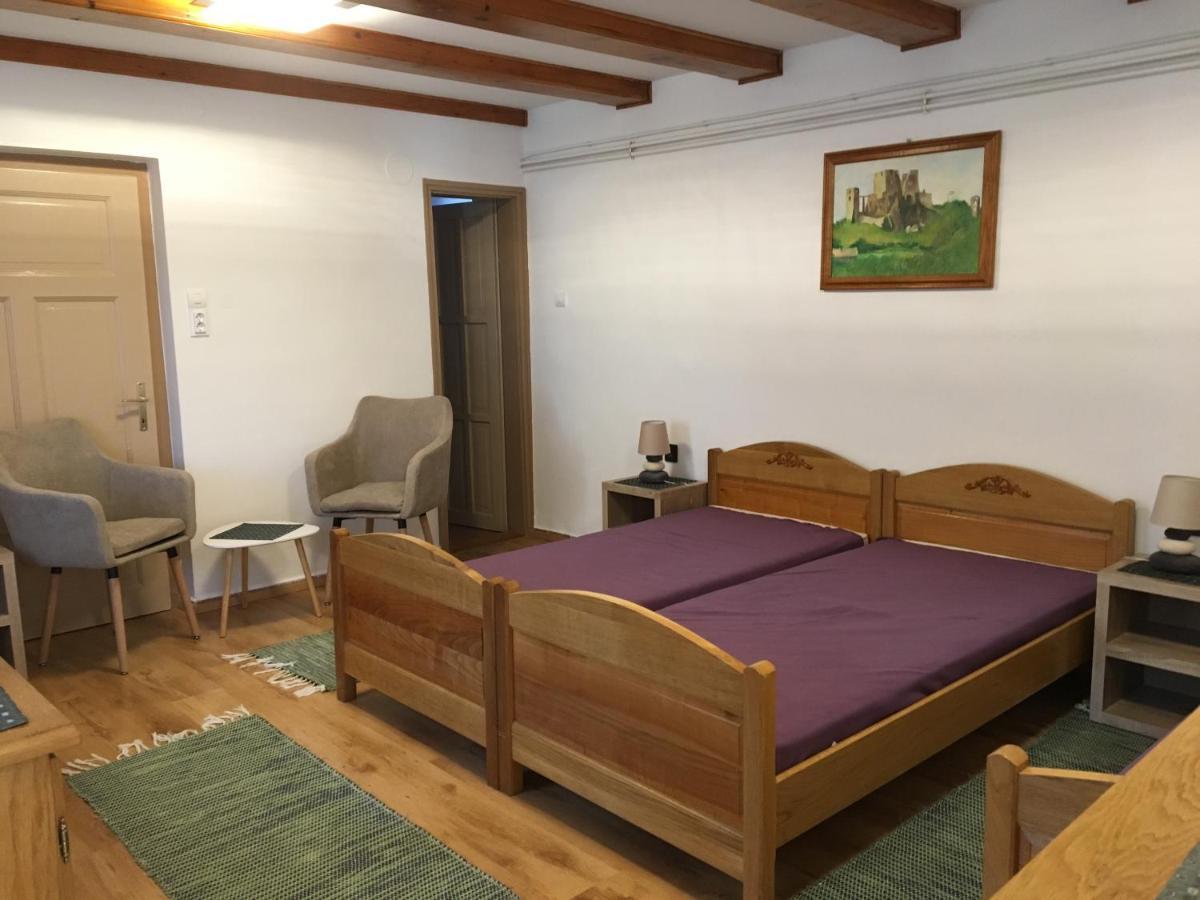 Devenyi Vendeghaz Apartment Csesznek Bagian luar foto