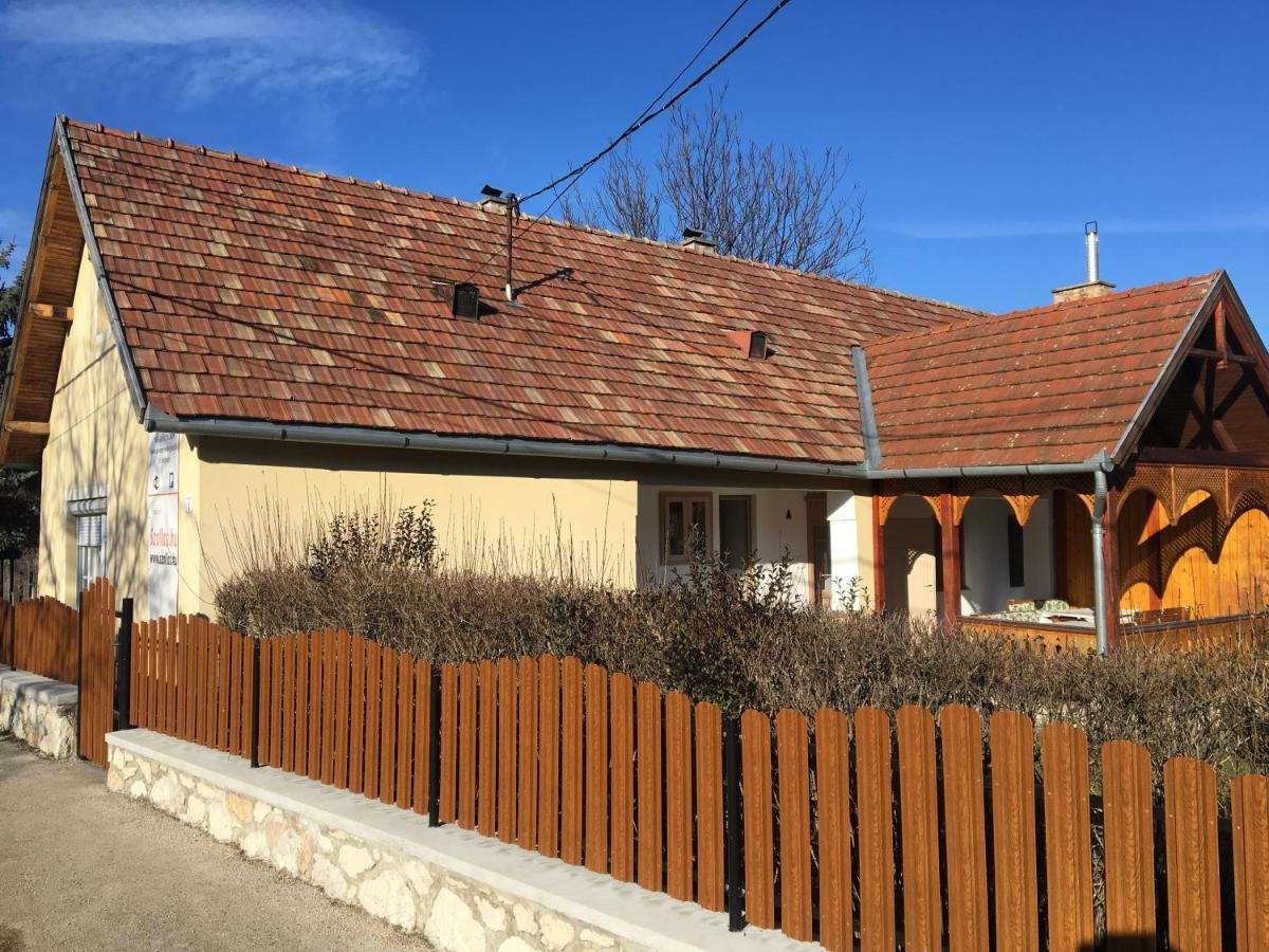 Devenyi Vendeghaz Apartment Csesznek Bagian luar foto