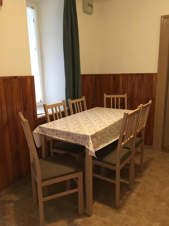 Devenyi Vendeghaz Apartment Csesznek Bagian luar foto
