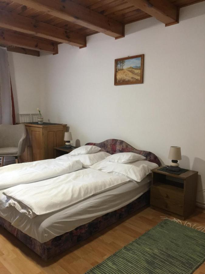 Devenyi Vendeghaz Apartment Csesznek Bagian luar foto