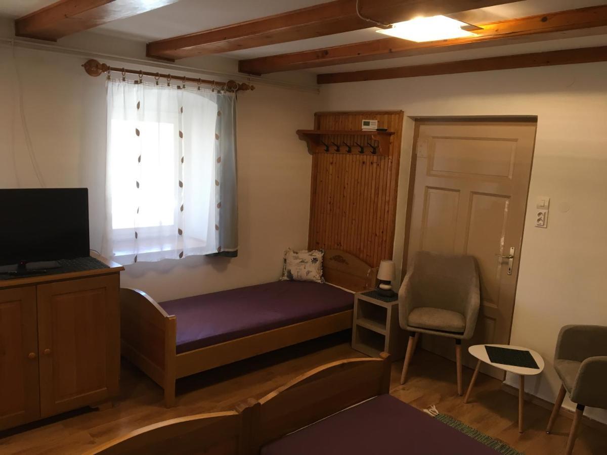 Devenyi Vendeghaz Apartment Csesznek Bagian luar foto