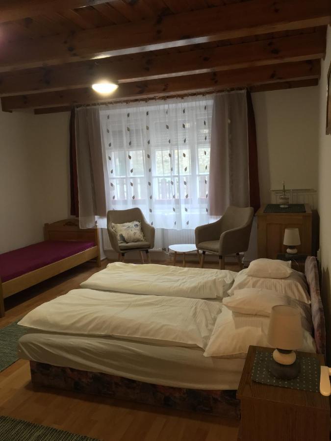 Devenyi Vendeghaz Apartment Csesznek Bagian luar foto