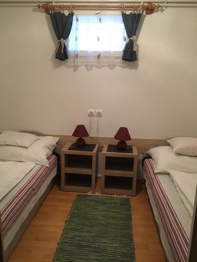 Devenyi Vendeghaz Apartment Csesznek Bagian luar foto