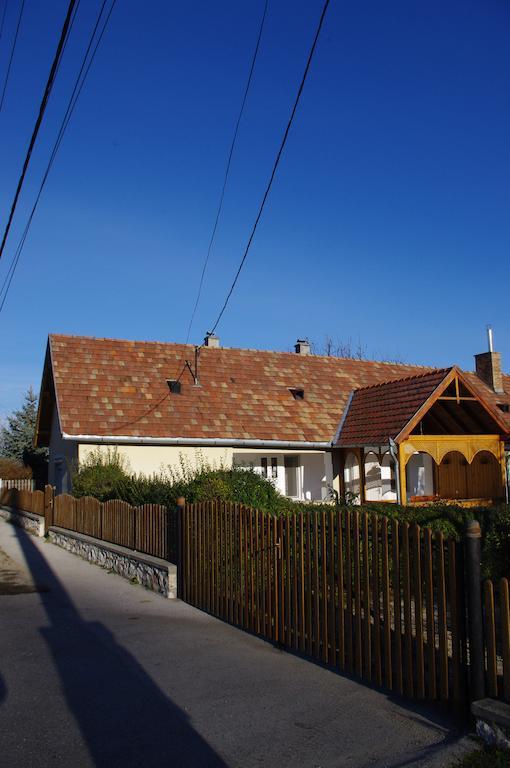Devenyi Vendeghaz Apartment Csesznek Bagian luar foto