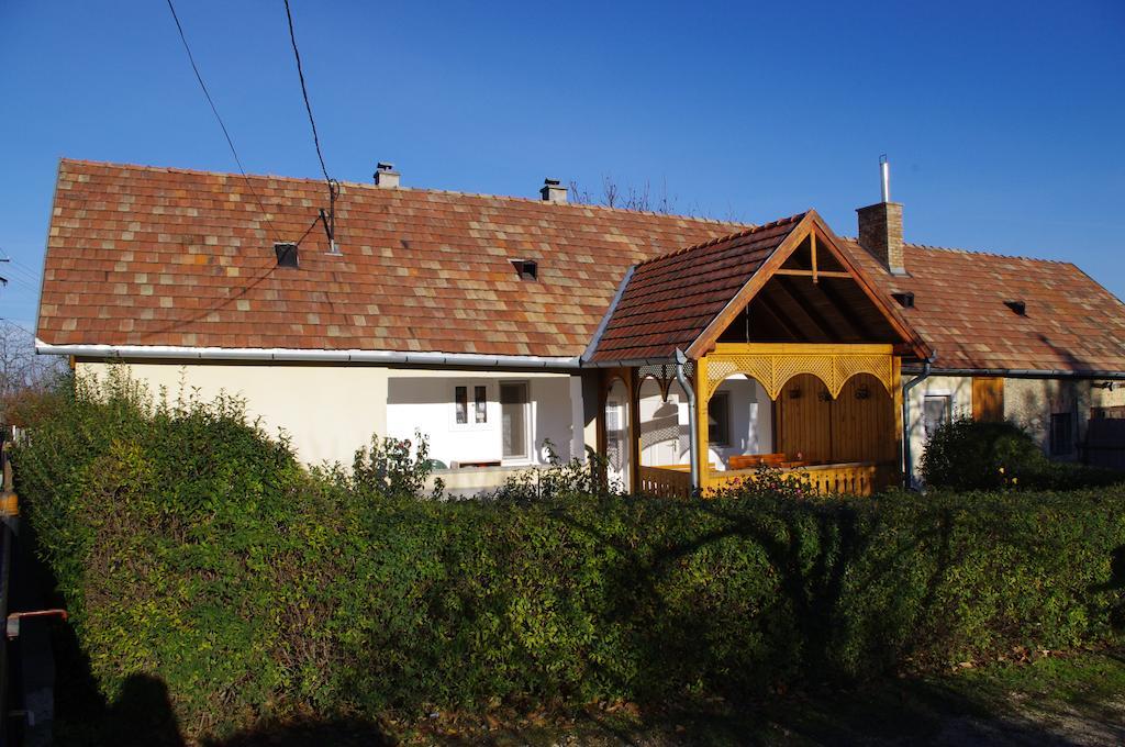 Devenyi Vendeghaz Apartment Csesznek Bagian luar foto